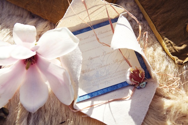 Pozvánka orchidey mušle zdobené kožušinou Kožušinová ľanová tkanina zdobená mušľami z orchideí