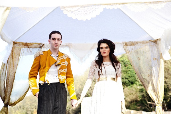 Miesto svadobnej pláže Čipkovaný opasok Poloha pláže Čipkované šaty Svadobné šaty s opaskom