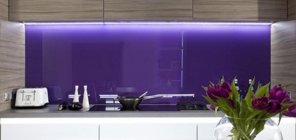 zrkadlové dlaždice fialové nápady pre kuchynské svetlá