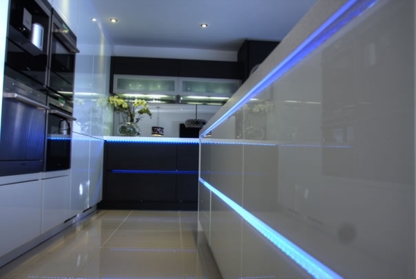 nápady na lesklé povrchy pre kuchynské osvetlenie