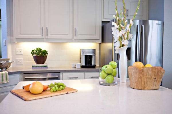 nápady moderného dizajnu pre kuchynské spodné svetlá