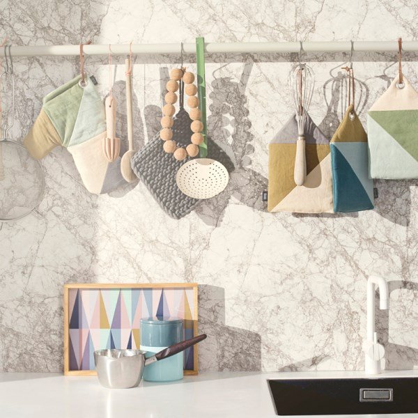 nápady-na-štýlové-kuchynské-náčinie-doplnky-nástenné-mramorové-optické-ušľachtilé