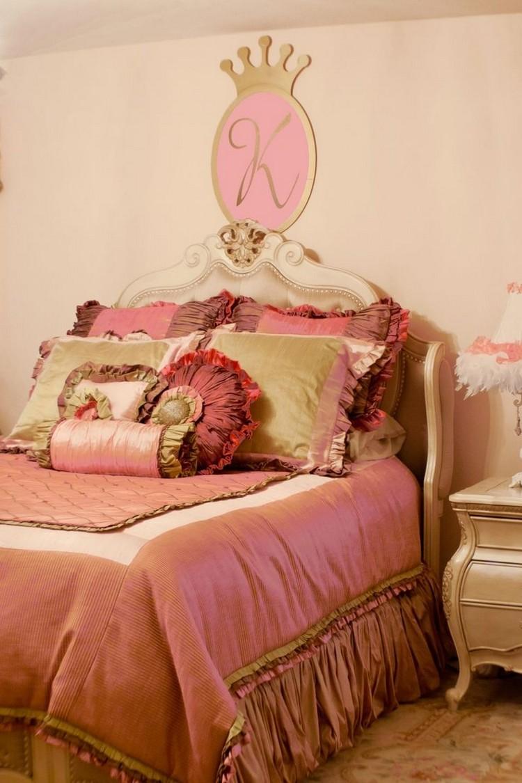 Vintage posteľ s veľkým počtom vankúšov a volánových plachiet nápady-škôlka-dievča-princezná-vinobranie-posteľ-čelo postele-vankúše-posteľná bielizeň-volániky
