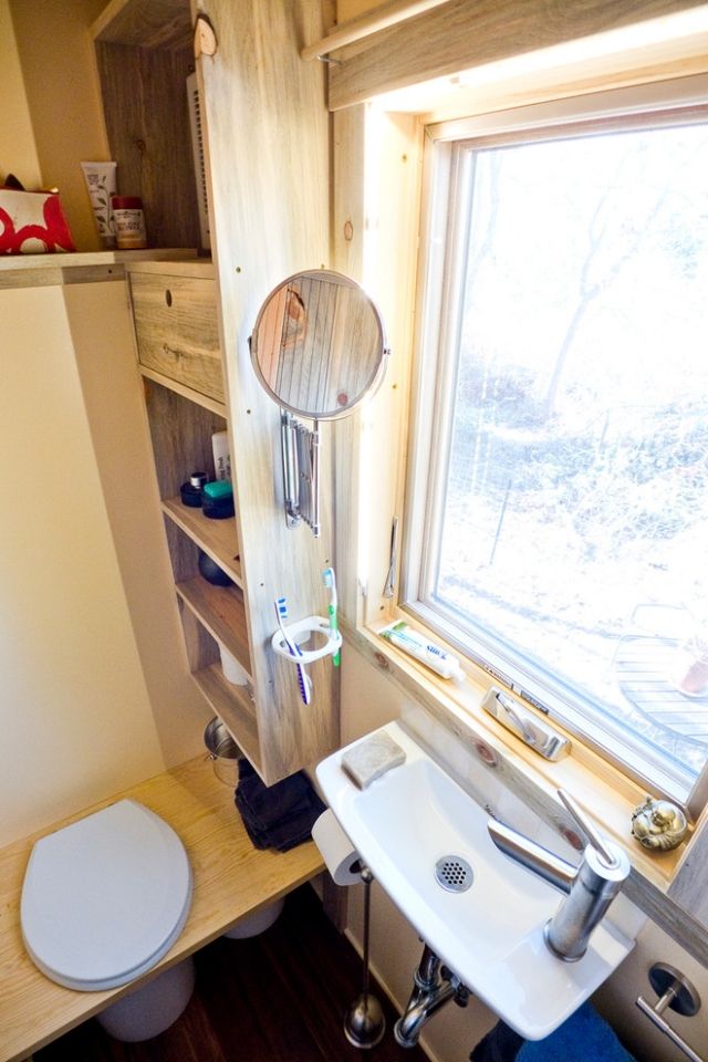 kúpeľňa-dizajn-malá-kúpeľňa-mini-kúpeľňa-praktická-mini-nábytok-kozmetické-zrkadlo