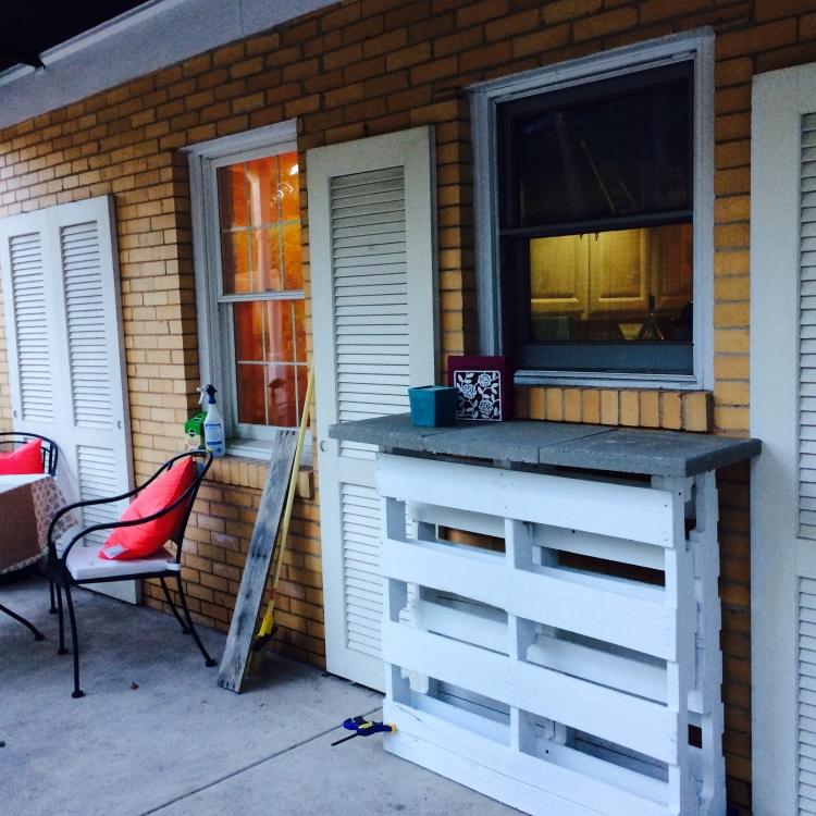 drevená europaleta-kredenc-biela-vysoká-záhrada-terasa-ďalší-stôl-nápad