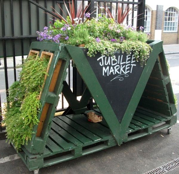 drevené europalety v záhradnej budove vyvýšené záhony