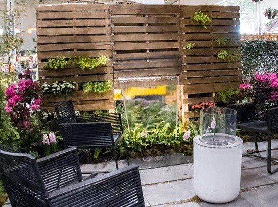 drevené europalety záhradná stena budova studne rastliny