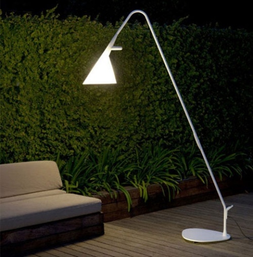 nápady na oceľové stojacie lampy pre moderné záhradné osvetlenie