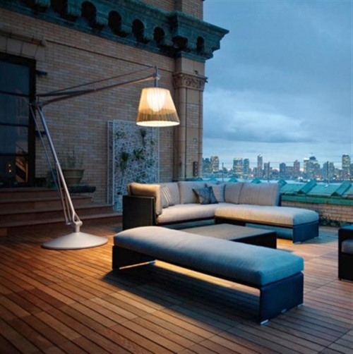 Stojací lampa nápady na drevenú terasu pre moderné záhradné osvetlenie