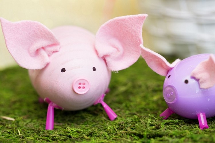 Nápady na veľkonočné dekorácie-ozdobiť-vajíčka-ružová-farba-prasiatko-plsť-uši-slamené-nohy