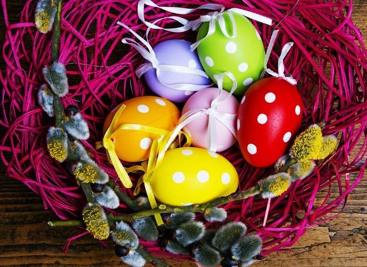 Nápady na veľkonočnú výzdobu-zdobenie-vajíčka-hniezdo-ružová-vŕba-kaetzchen