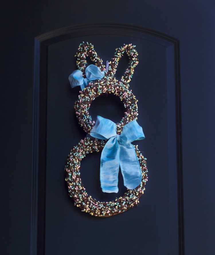 nápady na veľkonočné dvere veniec-veľkonočný zajačik-vetvičky-farebné-stužky-akcent-tmavomodrá