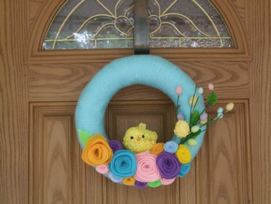 Veľkonočný veniec modré kvety prvky zodpovedajúce slávnostnej atmosfére