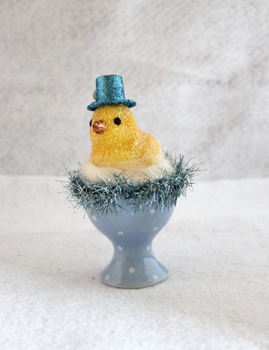 roztomilé ozdobné kura, ktoré hľadá inšpiratívne nápady