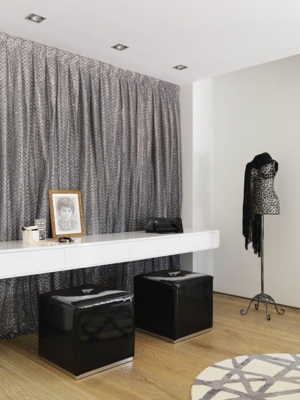 dizajn interiéru obývačky trendové nápady dizajn miestnosti biely kontrast akcenty dizajn interiéru obývačky moderný dizajn interiéru nápady kontrastných farieb