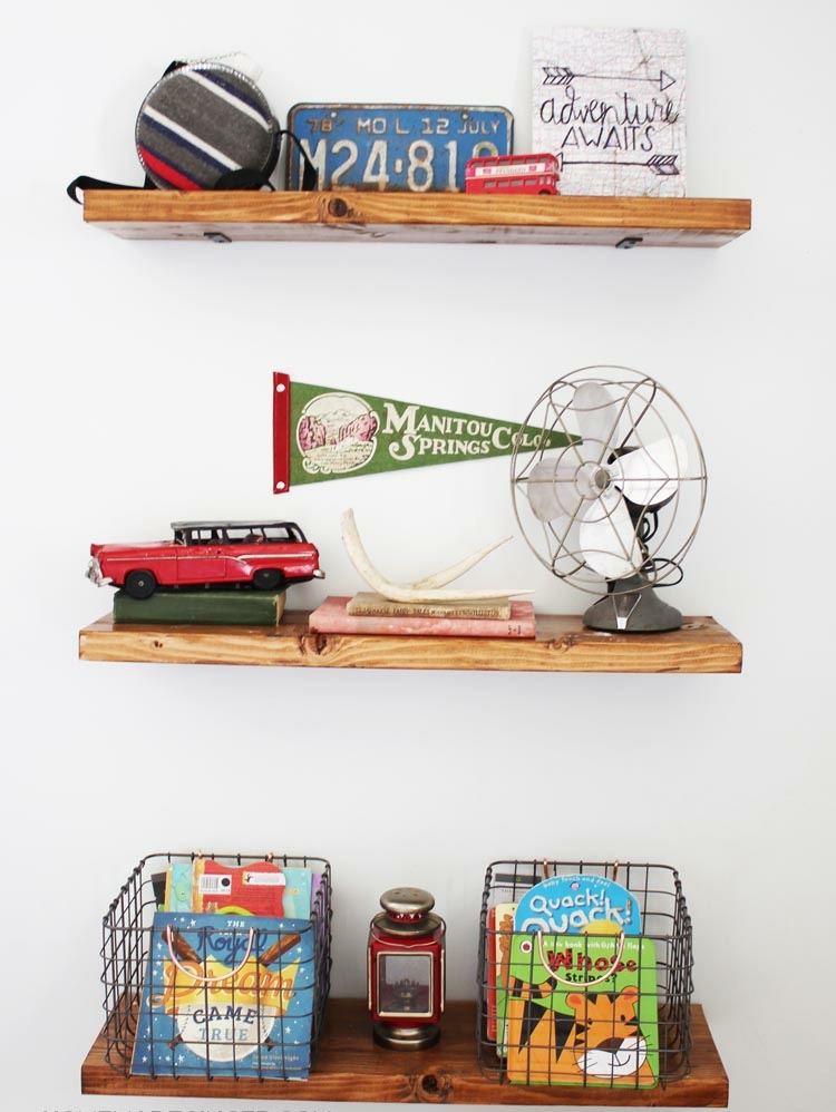 Ozdoby na stenu na drevených doskách s retro hračkami a kovovými košmi