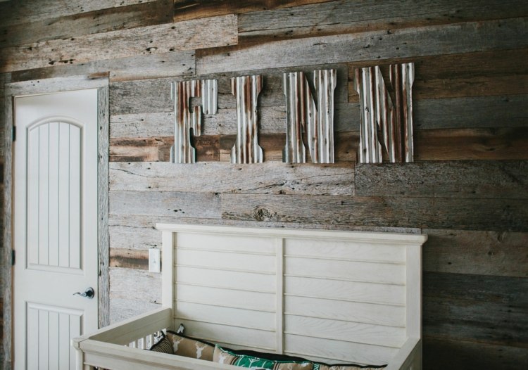 Originálna rustikálna dekorácia z hrdzavého vlnitého plechu a drevenej steny