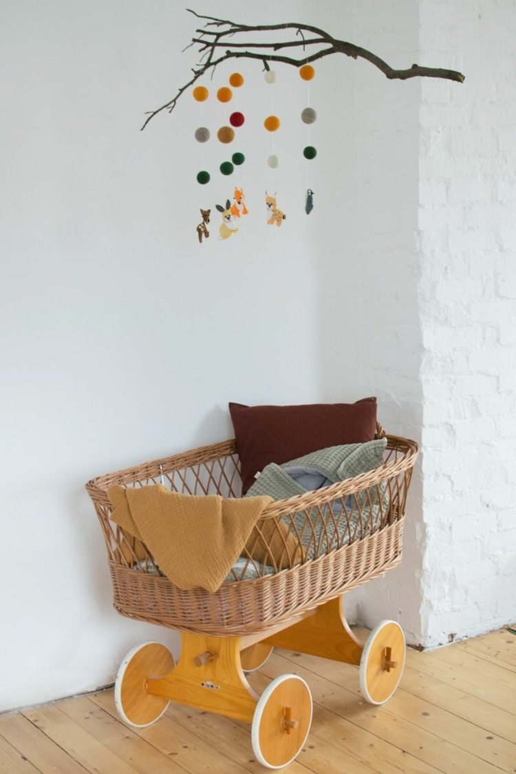 Vintage detská postieľka je perfektná ako rustikálny prízvuk