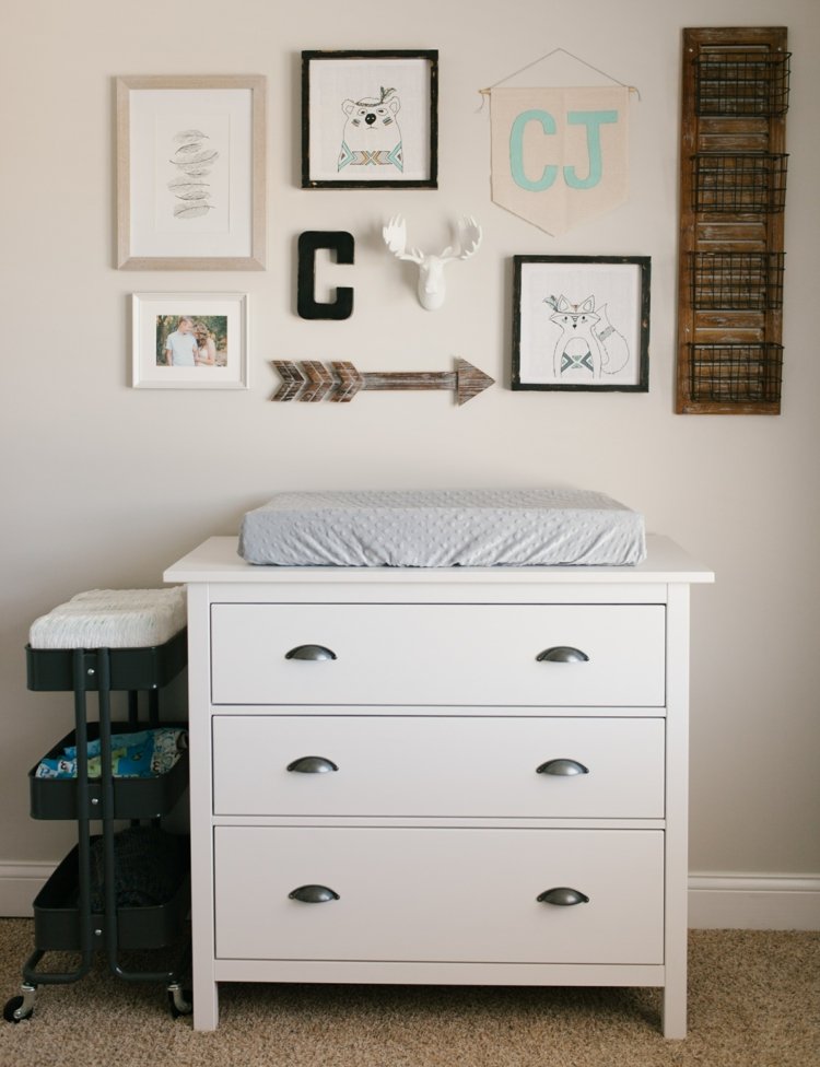 Rustikálna dekorácia na stenu ako kontrast k svetlému, modernému nábytku