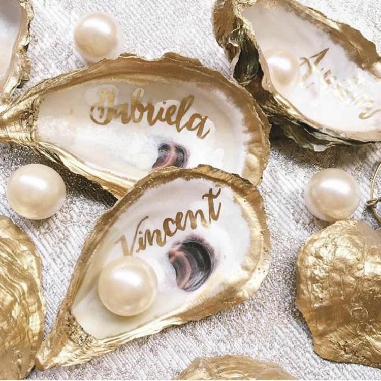 miesto karty pre svadobné mušle perly mená maľované zlatom