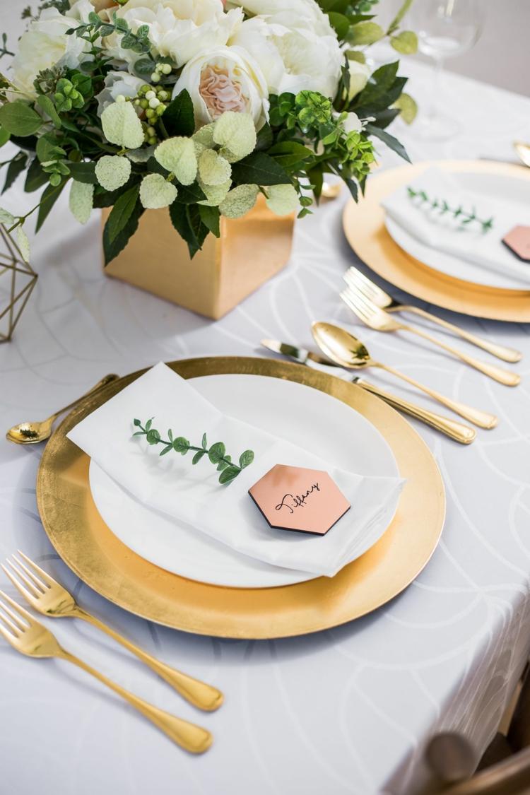 elegantné miesto karty pre svadobné geometrické postavy