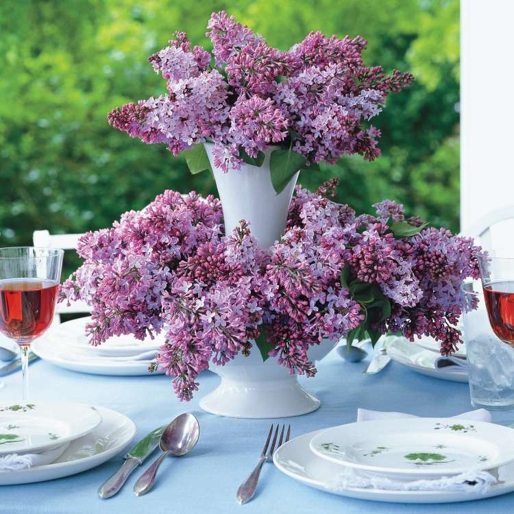 veľkonočné dekoračné klzáky-váza-porcelán-príbor-dekorácia-stolíka-modrý-obrus