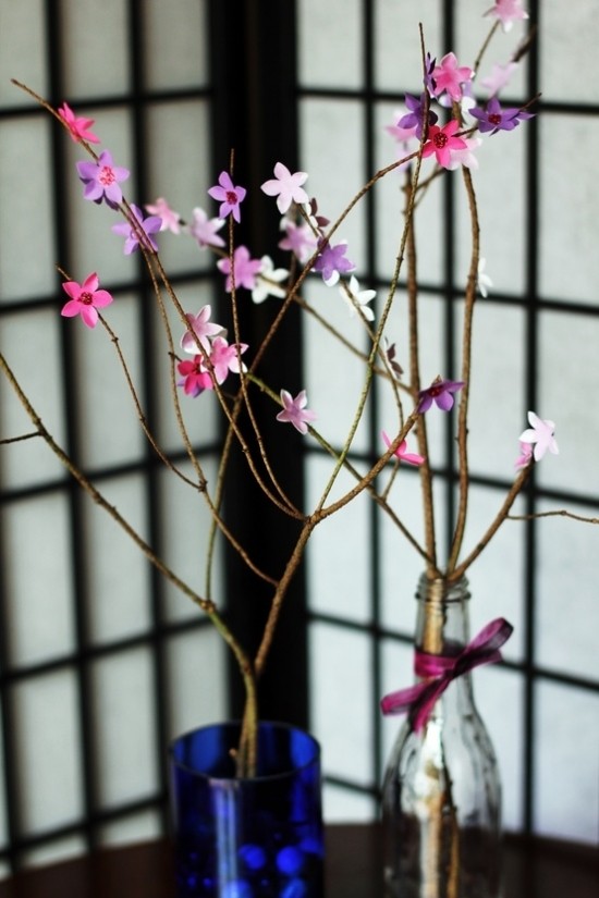 Rozkvitnuté čerešňové konáre-krásna dekorácia stola v kuchyni