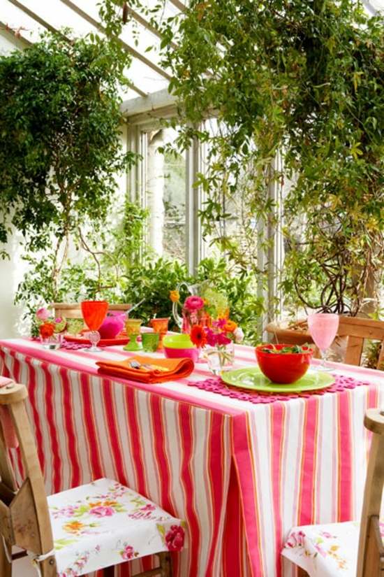Glazovaná veranda, obrus, farebné riady, nápady na jarné dekorácie