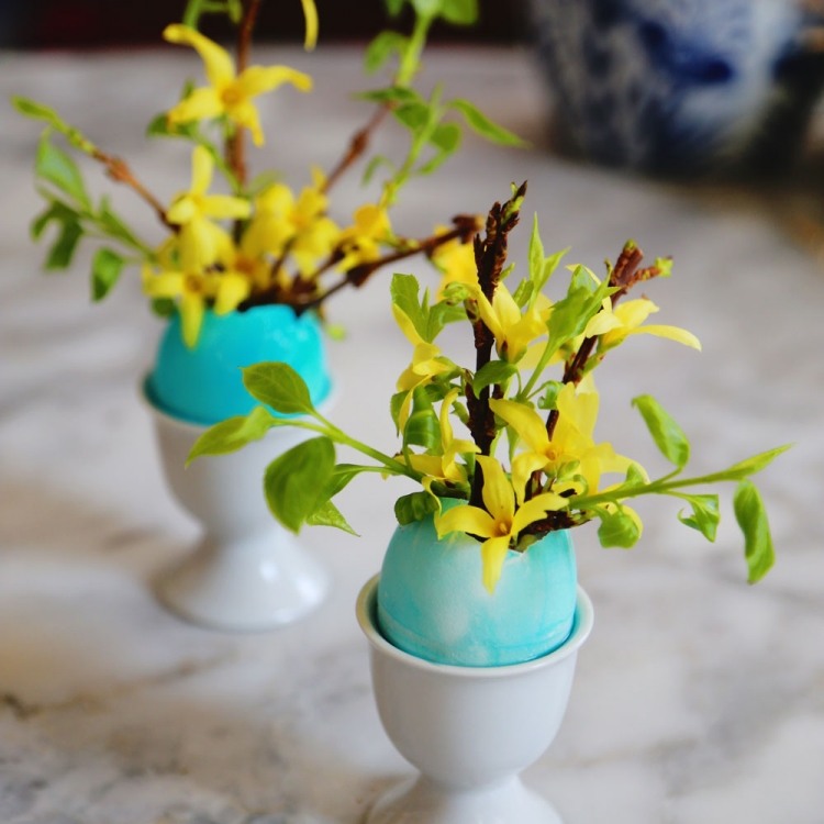 veľkonočné dekorácie-pohár-vajíčko-škrupina-vaječných škrupín-čerstvých kvetov-konárov