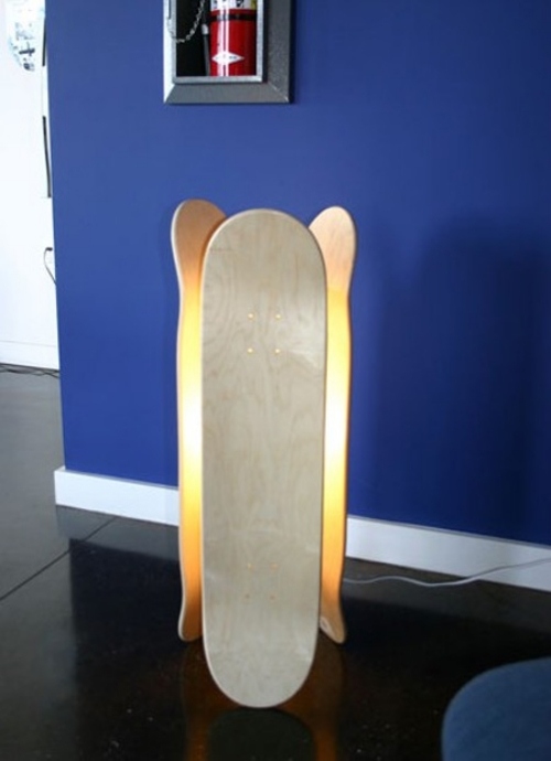 nápady na upcyklovaný dizajn nábytku skateboardová stojacia lampa