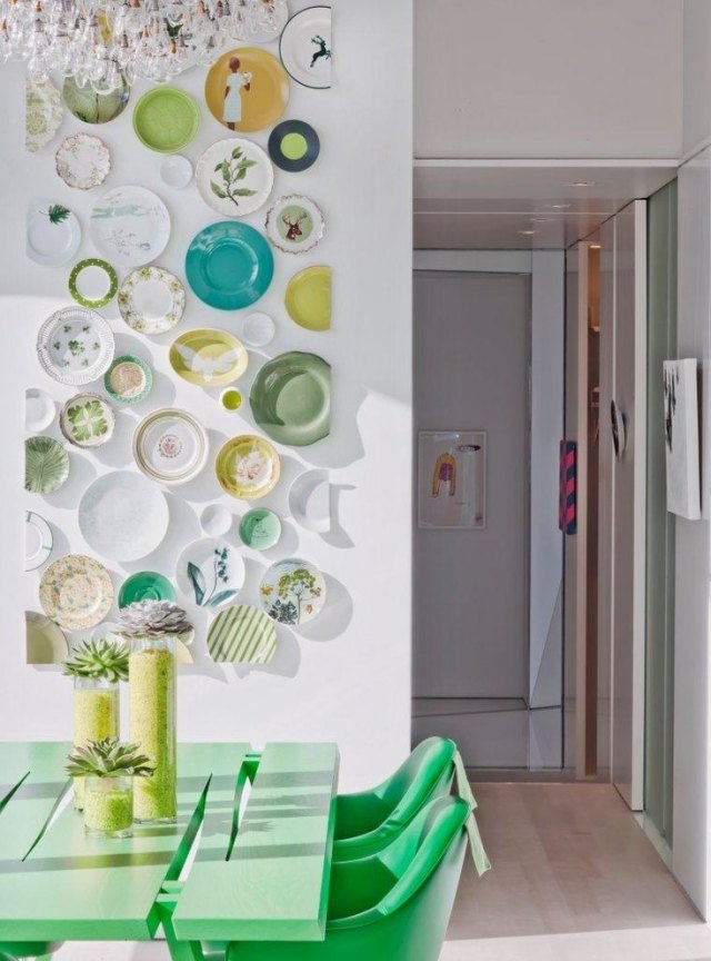 Nápady na dizajn steny kuchynských porcelánových misiek a tanierov vo svetlých farbách moderný-kuchynský-dizajn-steny-riadu-taniere-pripevnený-na-stenu