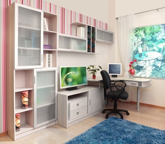 Pruže tapety na stenu pre chlapcov do izbového stolu