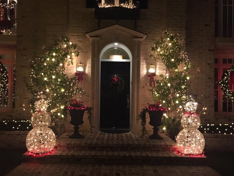 Svetelné figúrky umiestnite symetricky do záhrady pred vchodové dvere vianočné dekorácie-vonku-osvetlené-predné dvere-snehuliak-svetlá-symetricky-svetlá-kríky-ozdobené