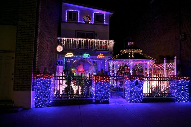 nádherný, farebne zdobený dom a vstupný priestor vianočné dekorácie-vonku-osvetlený-dom-plot-figúrky-svetelné-figúrky-jelenej-pergoly-vstupný priestor