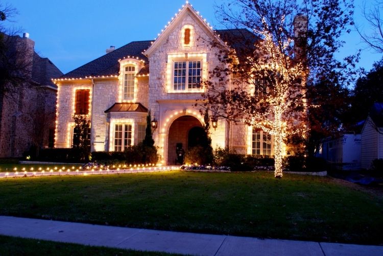 nádherne svietiaca fasáda domu a vstupná časť vianočné dekorácie-vonku-osvetlené-predné dvere-záhradná cesta-záhradná cesta-krásna