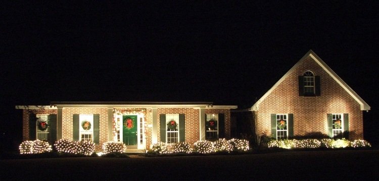 Na predný dvor umiestnite svetlé siete na živé ploty a kríky vianočné dekorácie-vonku-osvetlené-domové kríky-svetlá-sviatočné-dvere-zdobené
