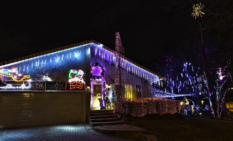 Dom a vstupný priestor so slávnostnými, žiarivými vianočnými ozdobami vianočné dekorácie-vonku-osvetlené-dom-vchod-farebné-svetlá-kríky-stromy-dom-strecha