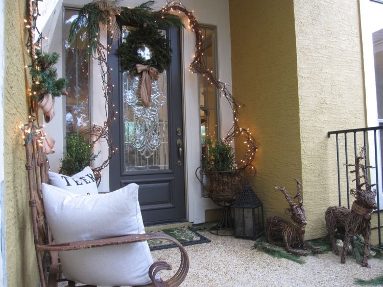 Ozdobte predné dvere jedľovými vetvami a drevom vianočná dekorácia-vonku-osvetlený-dom-dvere-jelení-veniec-jedľa-konáre-dvere-veniec-vchod
