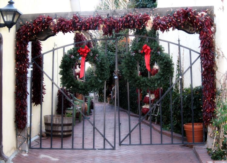 výnimočné - ozdobte bránu červenou sušenou paprikou a rozprávkovými svetlami vianočné dekorácie-vonku-osvetlené-dom-brána-výzdoba-zaujímavé-paprikové-svetlá-dverové vence