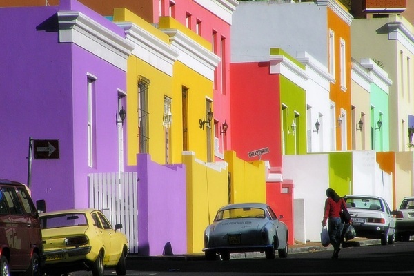 farba exteriéru-pestrofarebné radové domy-fasádny dizajn purpurovo-žltá oranžová