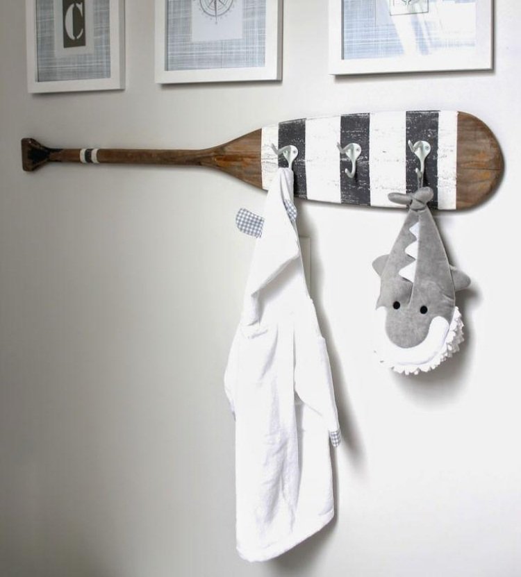 staré drevené pádlo s háčikom na stenu ako ozdoba v kúpeľni nápady-kúpeľňa-námorný štýl-drevené-pádlo-nástenné háčiky