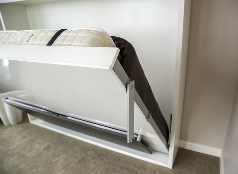 nápady s dizajnom postele a stola, rozkladacia skriňa na matrac