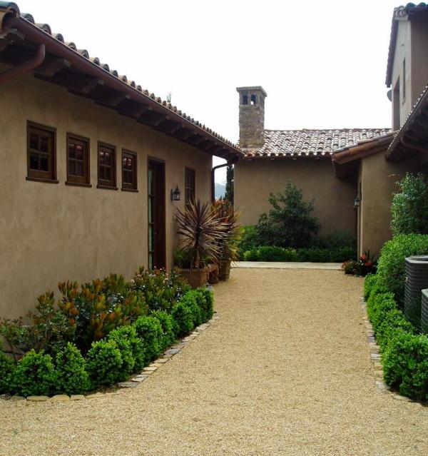 nápady na výsadbu úzke pásy rastlín záhrada stredomorská štrková cesta