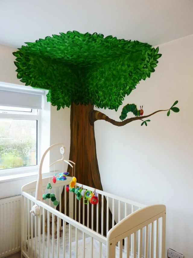 Stromček do detskej postele s nápadom na stenu húsenice