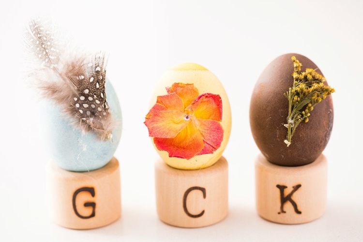 nápady-na-veľkonočné-2013-kvety-sušené-lepidlo-jarné-stojanové-drevo