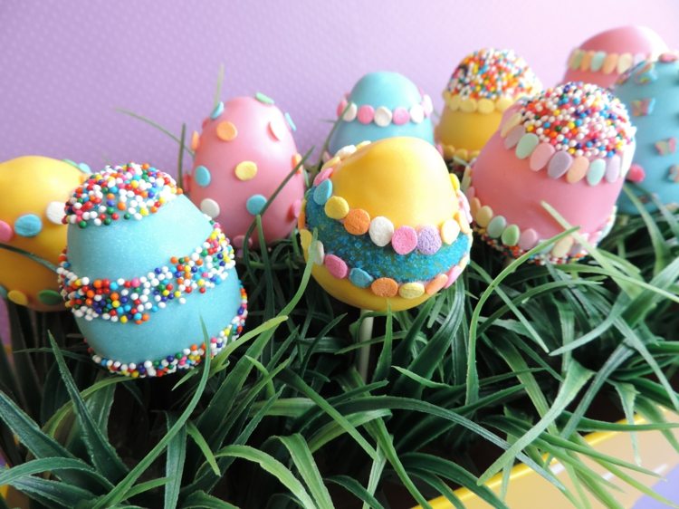 nápady-na-veľkonočné-2013-veľkonočné vajíčka-tyčinky-čokoládové-posypy-nápad