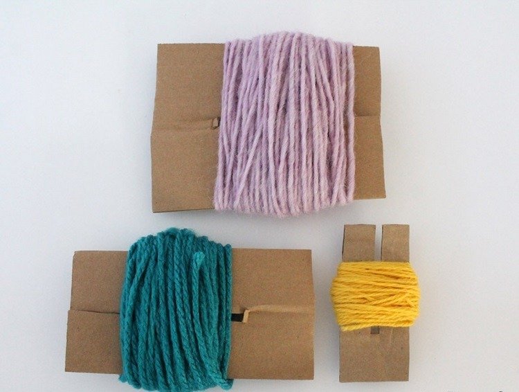 drotár s vlnou vianočné zladenie vianočných ozdôb pompony lepenkové kartónové šablóny tvary niť omotať