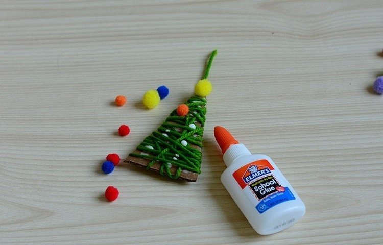 drotár s vlnou vianočný stromček šperk trojuholník zelená priadza omotať okolo nápady remesiel pompony remeselné lepidlo