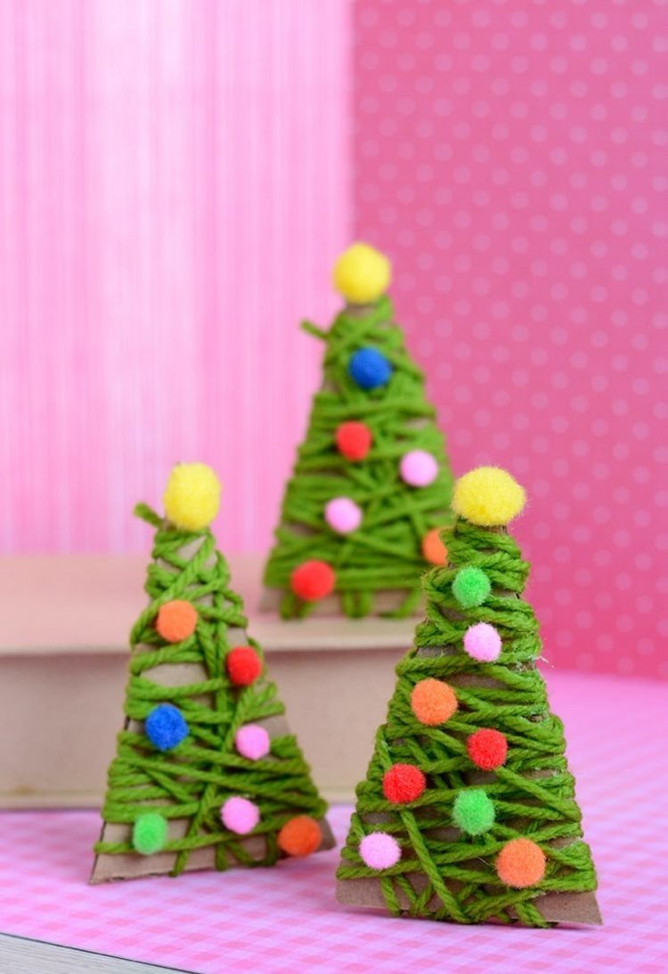 Priadza omotaná okolo voľne stojacej dekorácie s drotárstvom