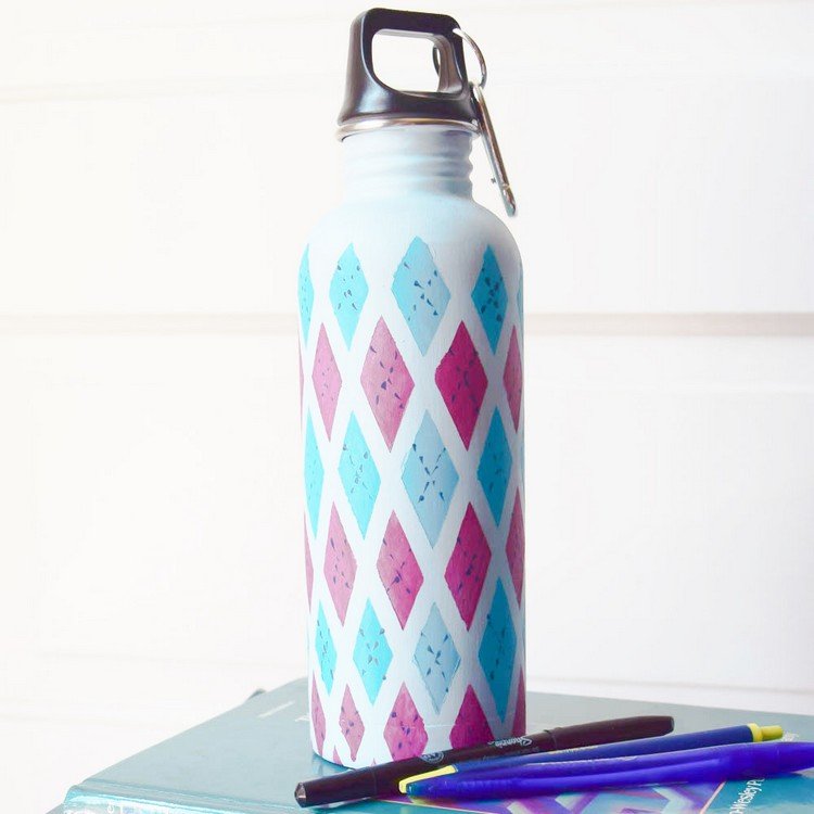 Maľovanie nápojových fliaš geometrickými vzormi